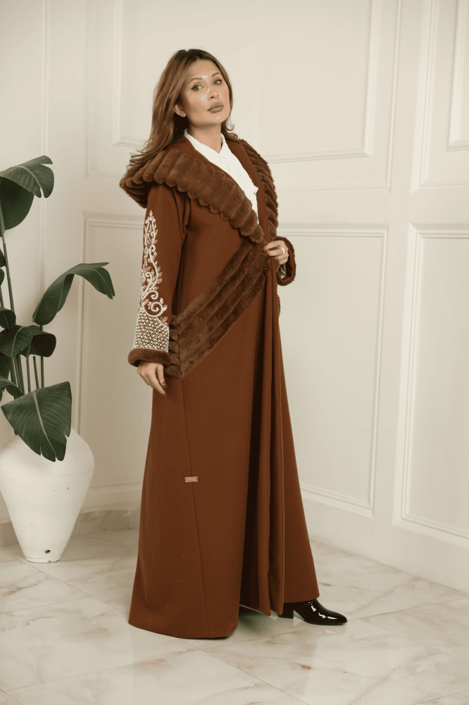 فروه / عبايه ستايل تصميم عصري بخامة جوخ فاخر مشغول شك يدوي راقي وباضافات فرو أرنب ناعم ودافئ - اللون جملي