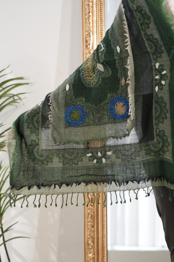 شال كشميري عتيق من صوف باشمينا أصلي مشغول تطريز يدوي بمزيج ألوان متناغمه لمظهر فاخر وأنيق و دافىء