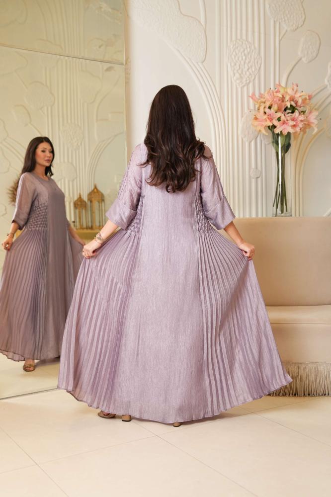 فستان Silver Mist لاطلاله راقيه بخامه لاميه بلون موف بقصه A-line