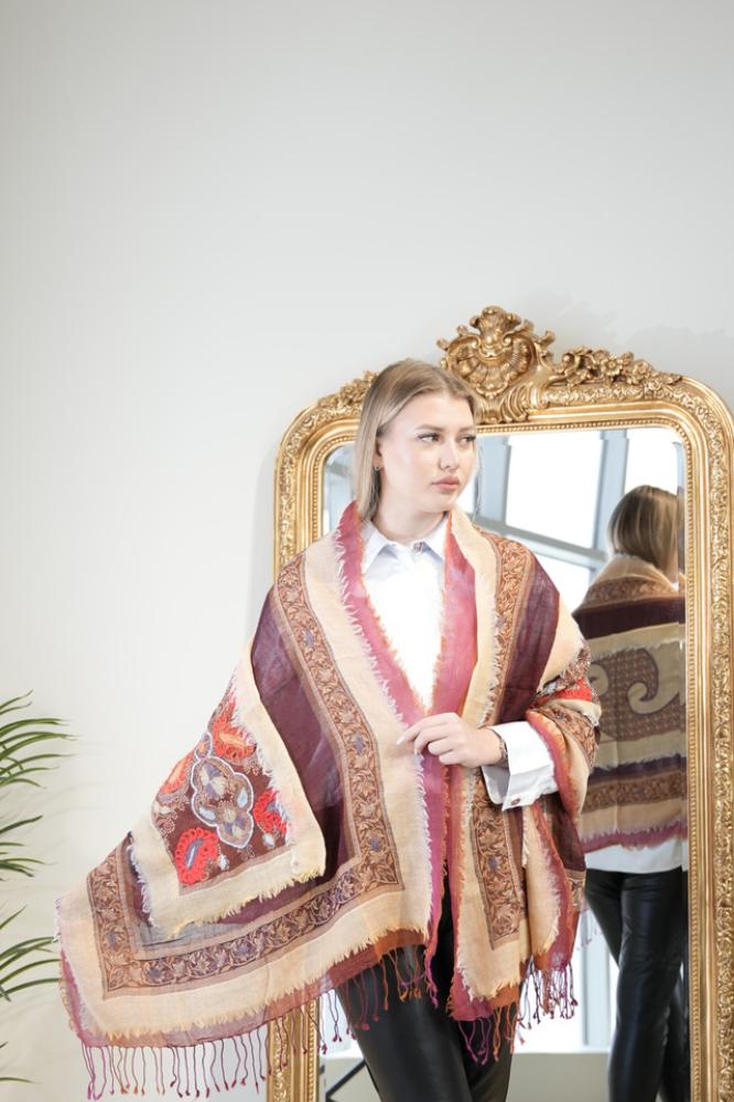 شال كشميري عتيق من صوف باشمينا أصلي مشغول تطريز يدوي بمزيج ألوان متناغمه لمظهر فاخر وأنيق و دافىء