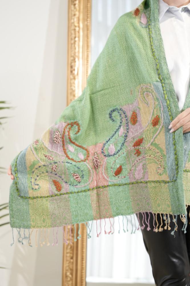 شال كشميري عتيق من صوف باشمينا أصلي مشغول تطريز يدوي بمزيج ألوان متناغمه لمظهر فاخر وأنيق و دافىء