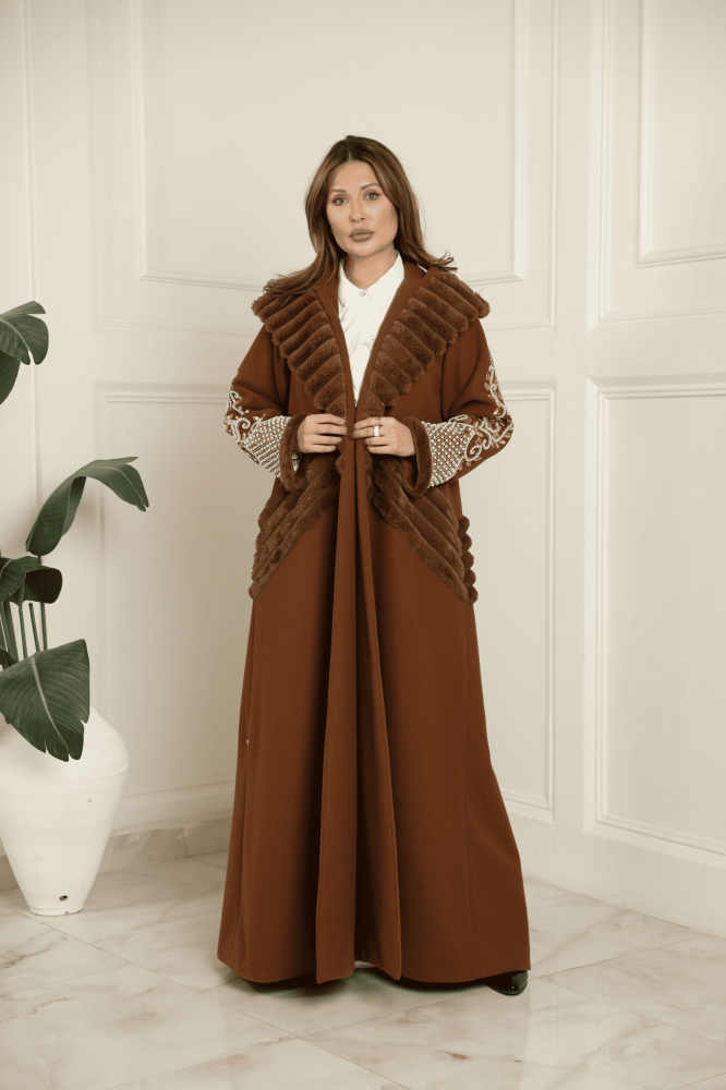 فروه / عبايه ستايل تصميم عصري بخامة جوخ فاخر مشغول شك يدوي راقي وباضافات فرو أرنب ناعم ودافئ - اللون جملي