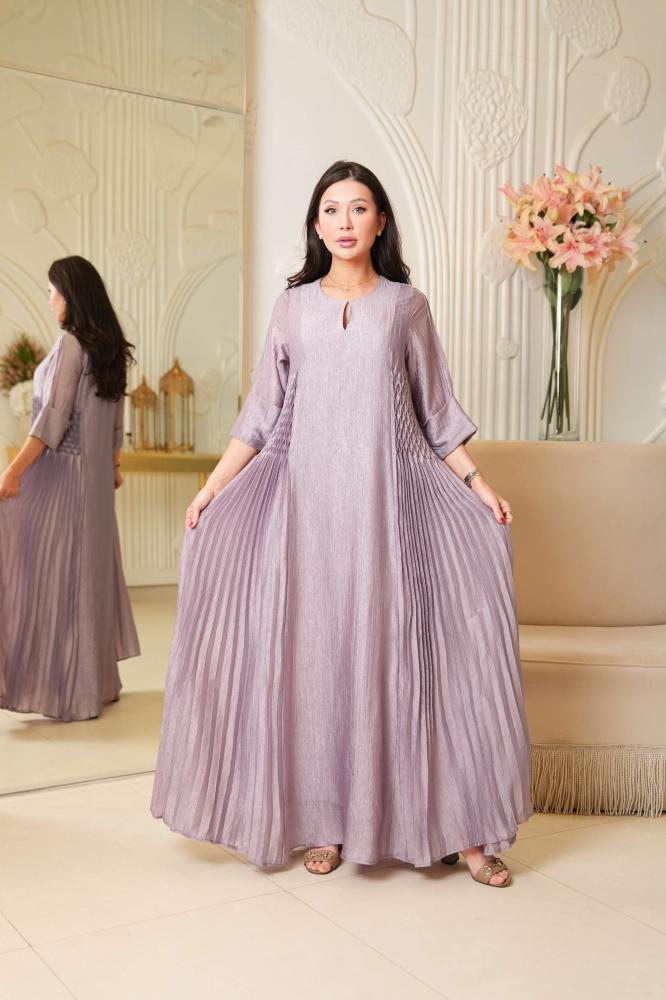 فستان Silver Mist لاطلاله راقيه بخامه لاميه بلون موف بقصه A-line