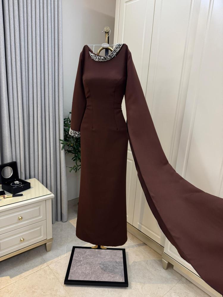 فستان بني ناعم وطويل