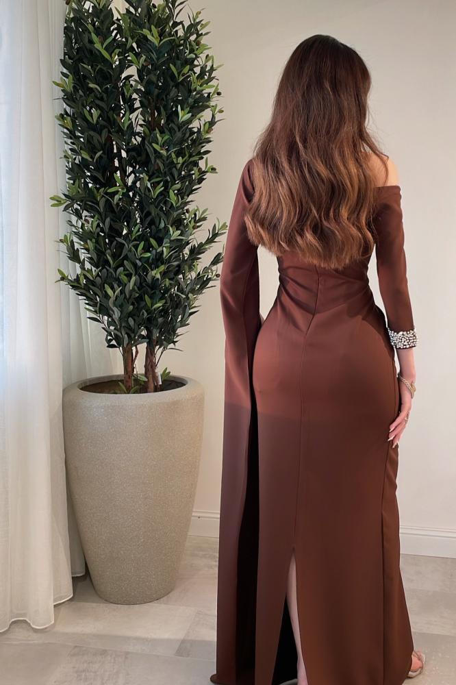 فستان بني ناعم وطويل