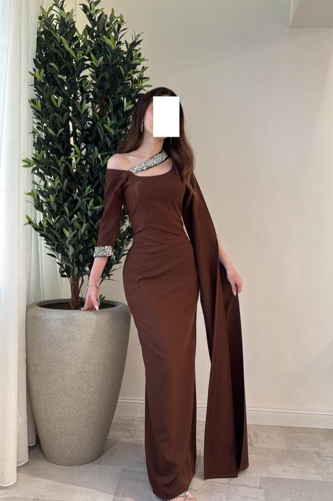 فستان بني ناعم وطويل