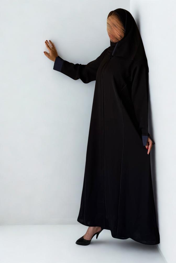 عباية كريب انترنت كلاسيك بلمسة كحلي أنيقة – Navy Touch | سدفة
