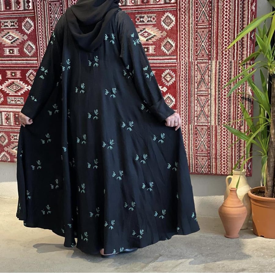 عباية لنن مطرزه كلوش كامل