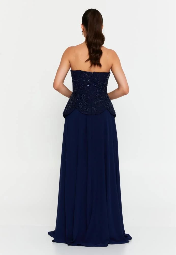 Long sleeveless dress made of chiffon with a vertical design