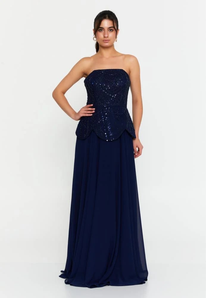 Long sleeveless dress made of chiffon with a vertical design