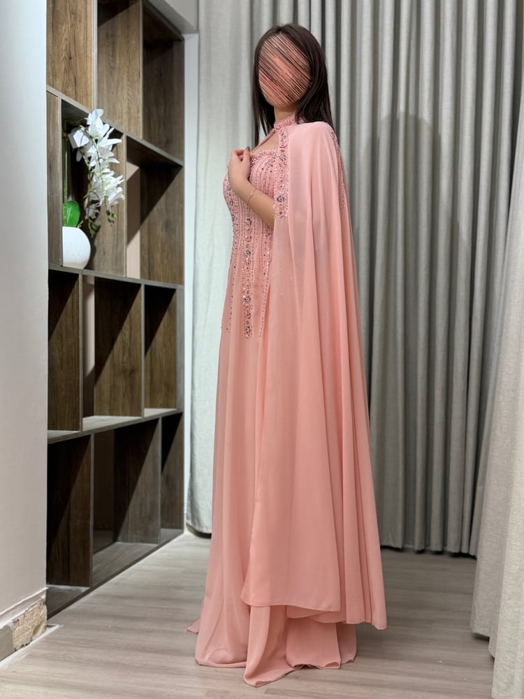 فستان سهرة وردي بتصميم الكاب وتطريز كريستال طولي
