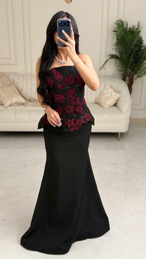 فستان أسود بقصة السمكة مع تطريز زهور