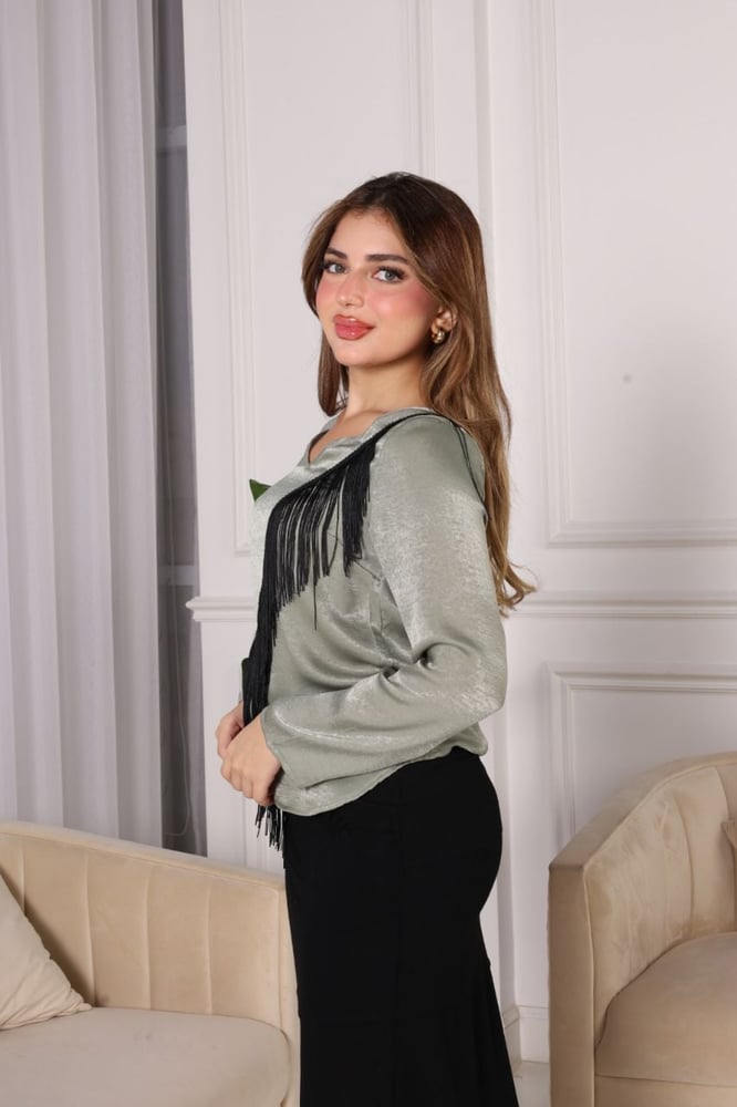 بلوزة تيفاني بحركة عصرية