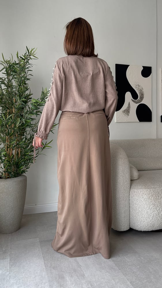 طقم نسائي بلوزة بيج مزينة باللؤلؤ مع تنورة طويلة بيج بأزرار