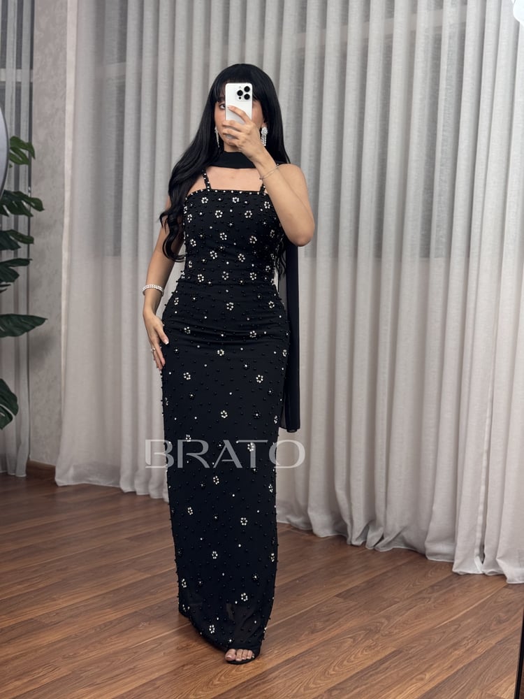 فستان أسود مرصع بزهور كريستالية