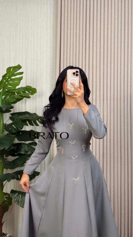 فستان رصاصي بتطريز راقي