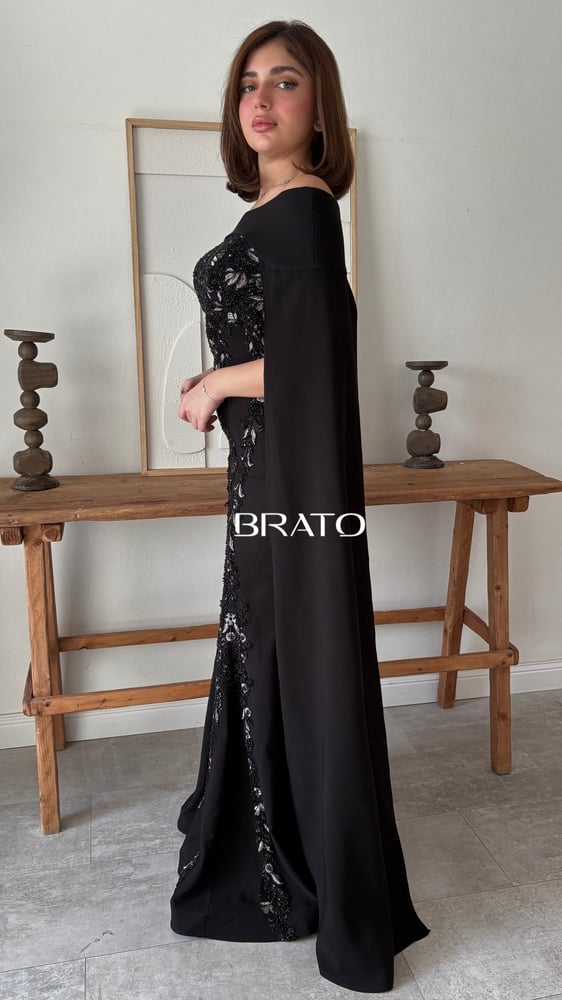 فستان سهرة أسود فاخر بتطريز لامع ووشاح أنيق