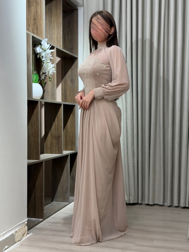 فستان سهرة نود بياقة عالية وأكمام طويلة