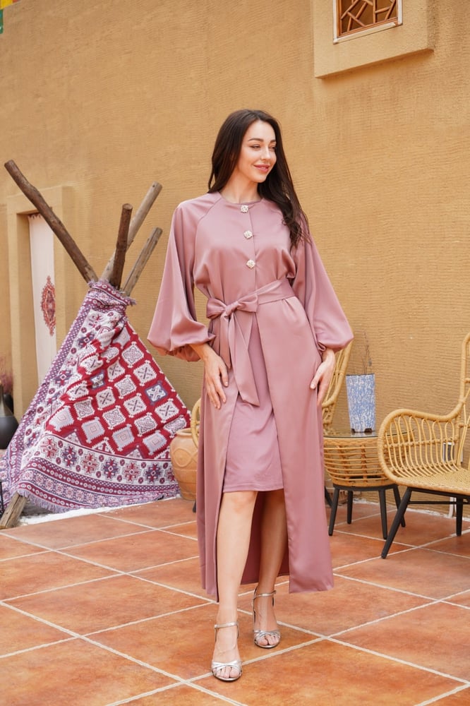 جلابية نسائية لحمية من قطعتين بحزام