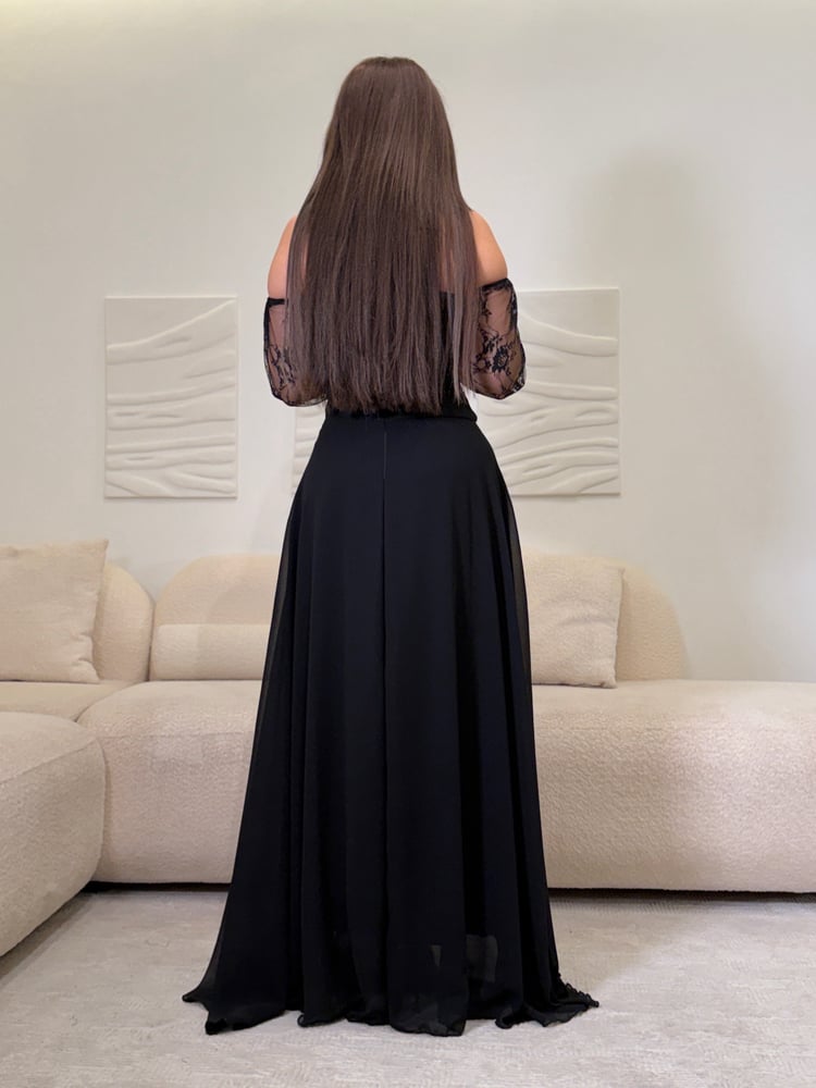 فستان سهرة أسود ملكي بأكمام دانتيل وفتحة ساق مزينة بالدانتيل