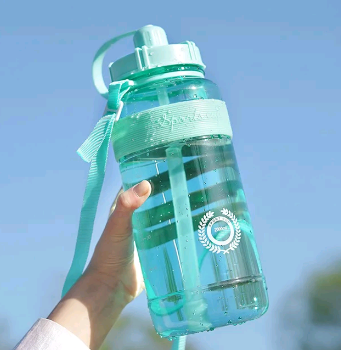 جديد الرياضة زجاجة ماء BPA الحرة زجاجة مياه شرب للرياضة مع القش 1L 2L البلاستيك زجاجة شرب مياة للمياه