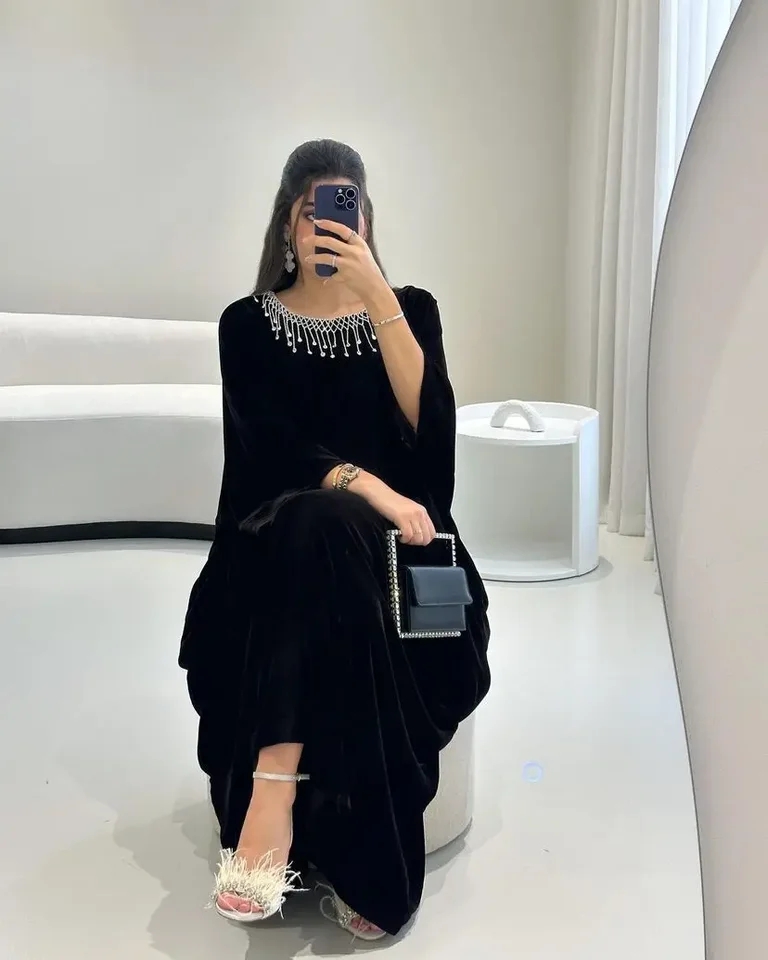 فساتين سهرة سوداء نسائية سعودية ، أكمام طويلة ، فساتين حفلات موسيقية ، رقبة مغرفة ، الخرز ، شرابات ، طول الكاحل ، فساتين حفلات