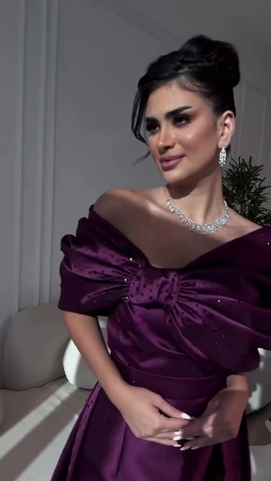 فساتين حفلة موسيقية خارج على الكتف مع الخرز ، خط ، طول الأرض ، ثوب الساتان ، الأقواس ، مناسبة رسمية ، والأزياء الفاخرة