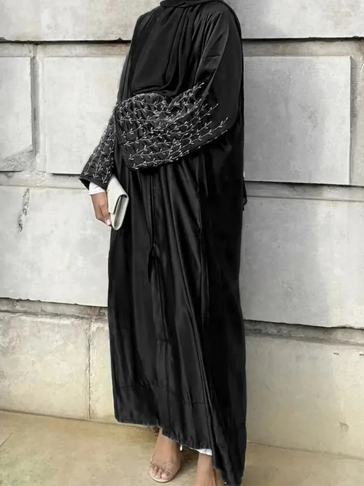 عباية مطرزه يدوياً
