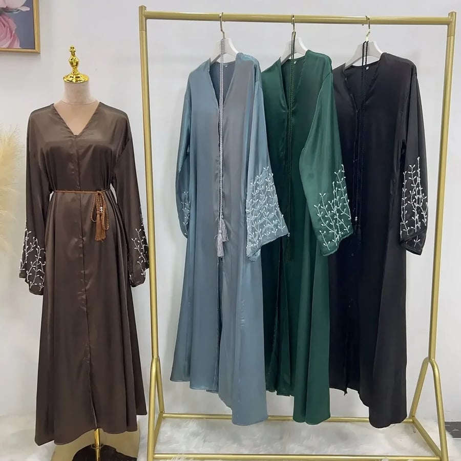 عباية مطرزه يدوياً