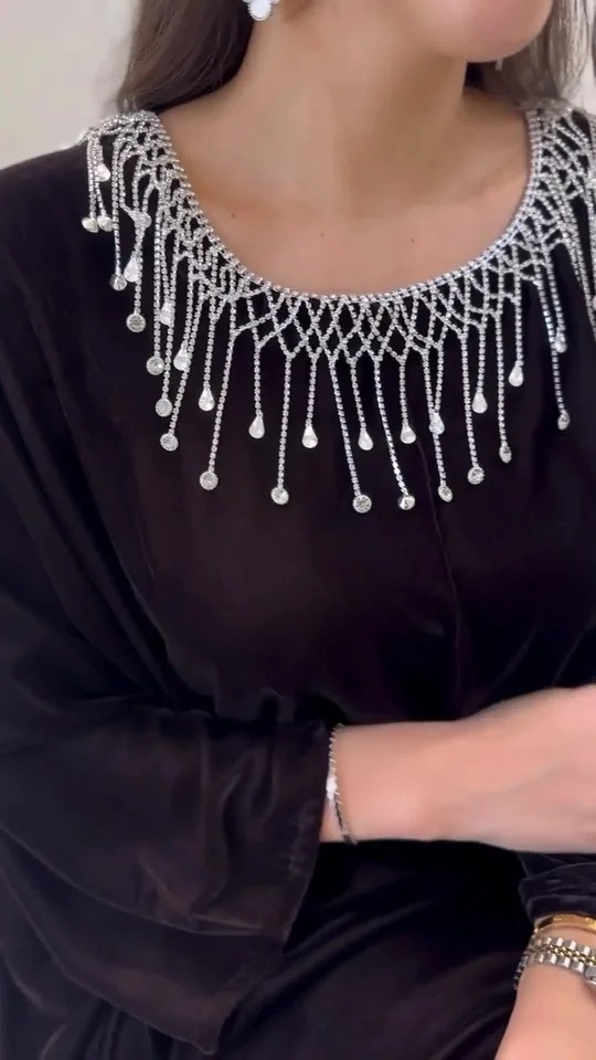 فساتين سهرة سوداء نسائية سعودية ، أكمام طويلة ، فساتين حفلات موسيقية ، رقبة مغرفة ، الخرز ، شرابات ، طول الكاحل ، فساتين حفلات
