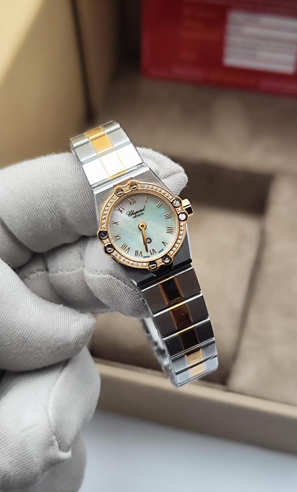 ساعة شوبارد نسائية ثنائية اللون بإطار مرصع