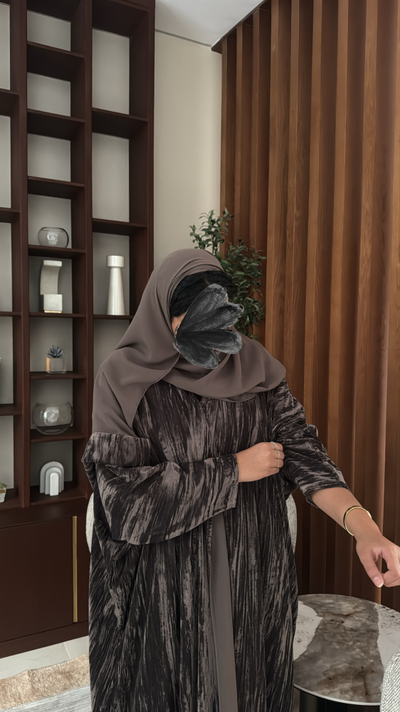 مصنوعة من قماش المخمل بلون رصاصي على بني
