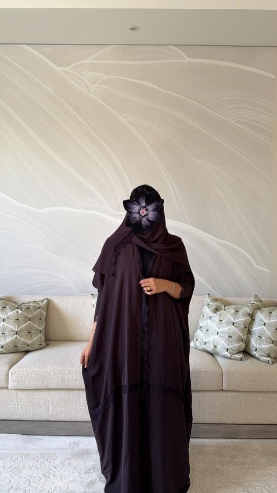 عباية كريب بنفسجي مزينة بدانتيل