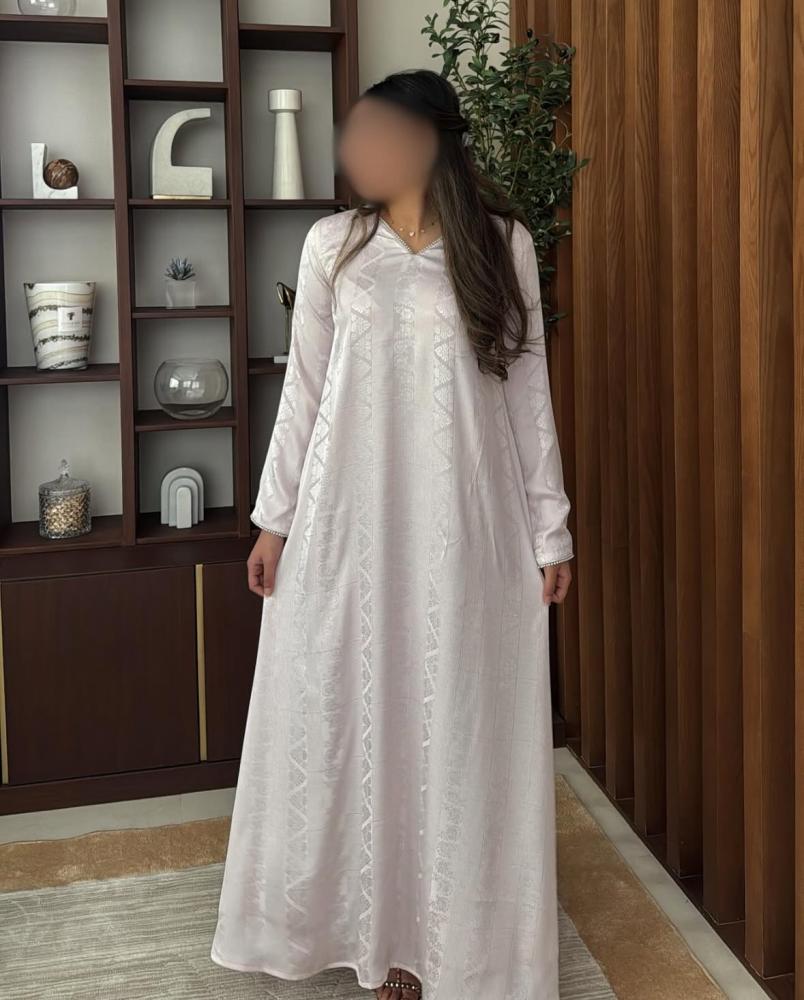جلابيه مصنوعه بقماش حرير الناعم باللون الزهري، مزينة باللؤلؤ على الاكمام وحول الرقبة | مبطنة.