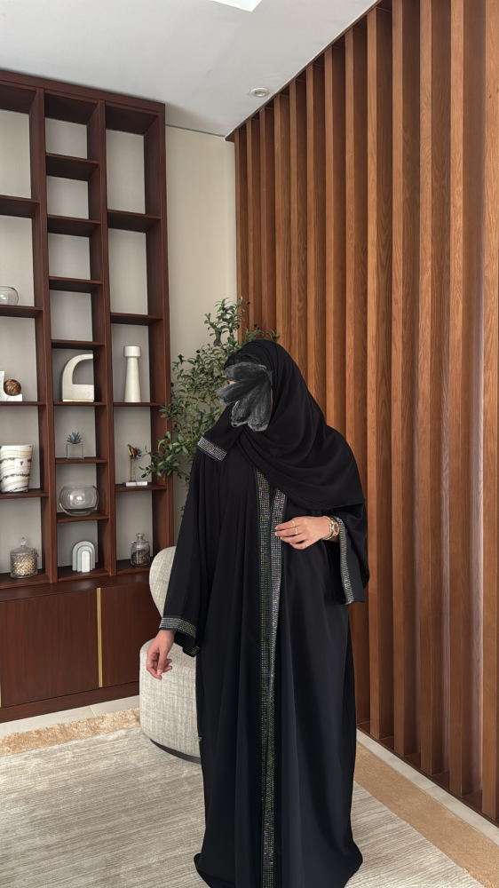 ‎عبايه مصنوعة بقماش الكريب مزينه بكلفه لماع