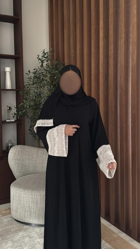 عبايه مصنوعة بقماش الكريب باكمام واسعه باللون الاخضر الفاتح.