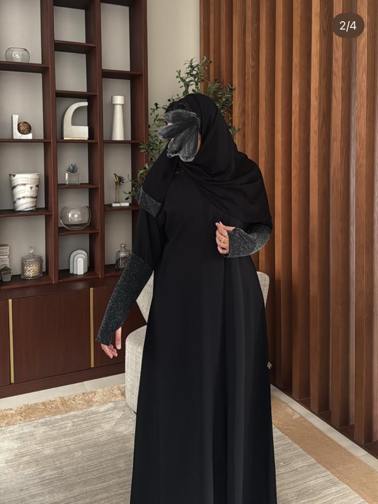 ‏‎عبايه مصنوعة بقماش الكريب باكمام لماع بفتحة اصبع.