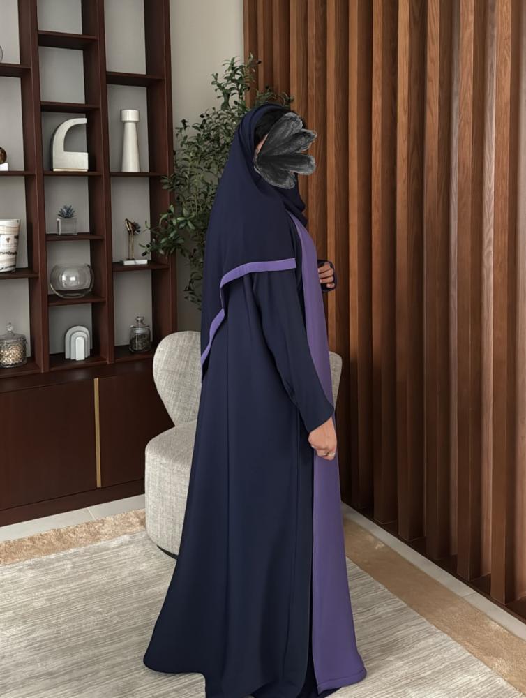 ‏‎عبايه دبل فيس تحتوي على لونين من البنفسجي.