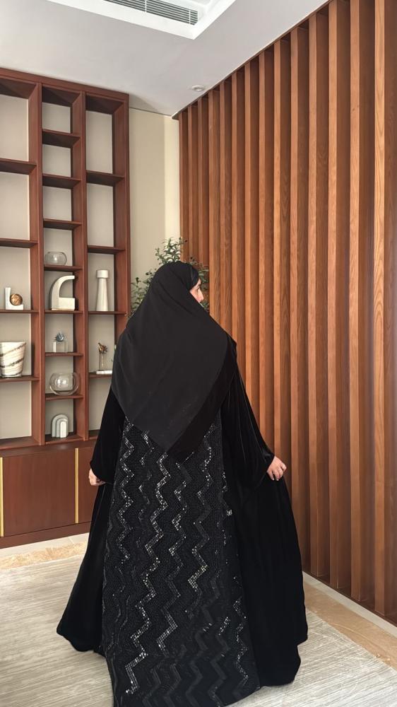 عباية مصنوعة من قماش المخمل مزينه بنقشة لامعه من الخلف | مبطنة.