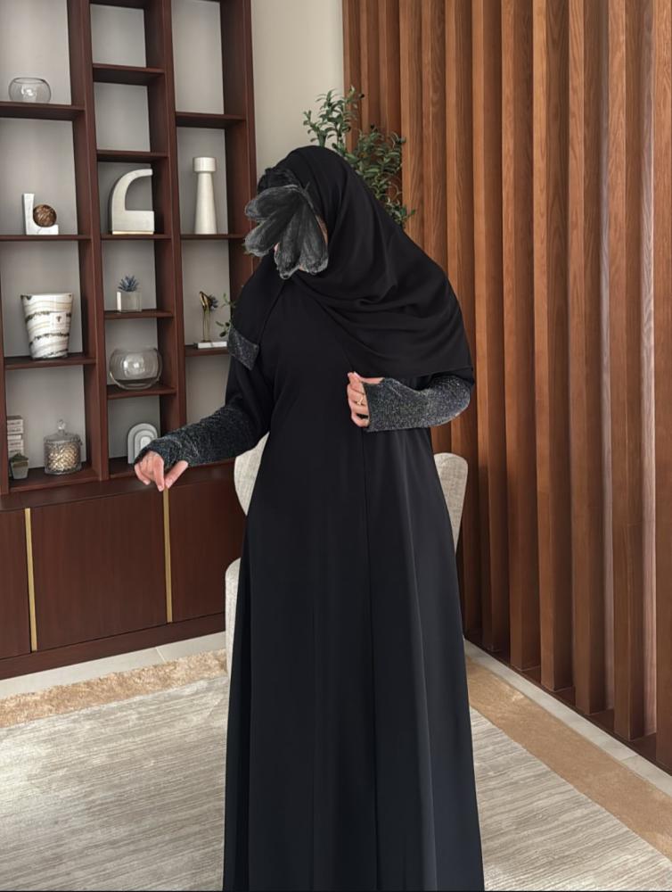 ‏‎عبايه مصنوعة بقماش الكريب باكمام لماع بفتحة اصبع.