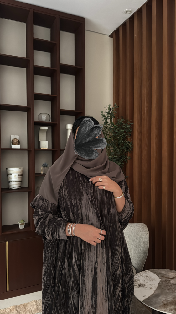 مصنوعة من قماش المخمل بلون رصاصي على بني