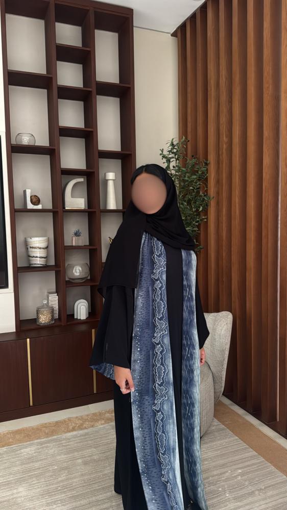 عبايه مصنوعة بقماش الكريب مبطنه بالكامل بقماش الحرير الناعم، تتميز بأكمام واسعة.