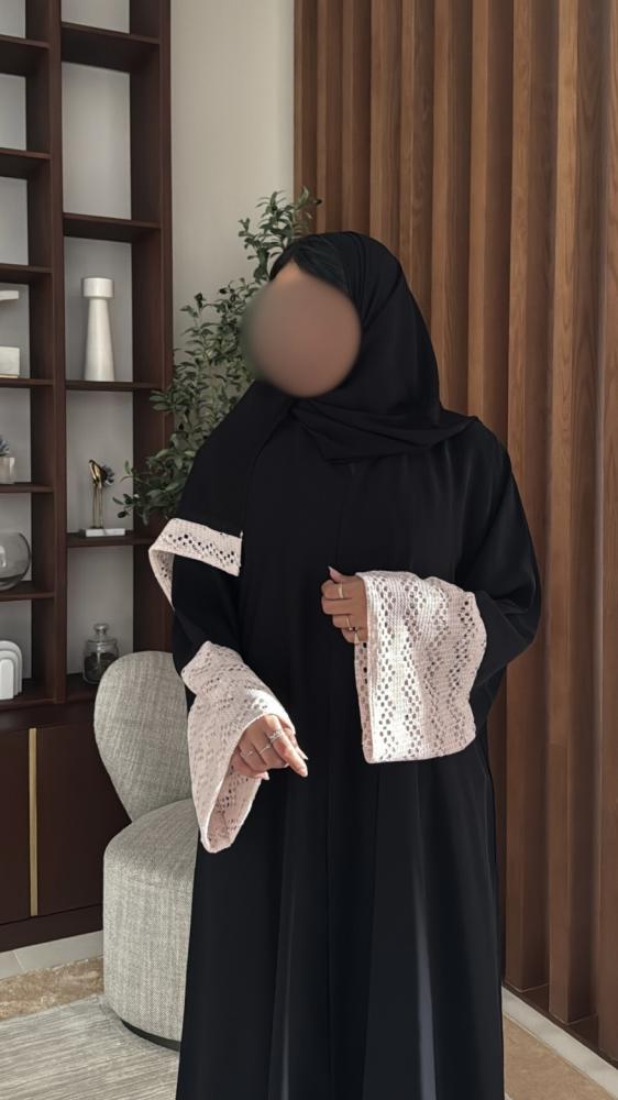 عبايه مصنوعة بقماش الكريب باكمام واسعه باللون الزهري الفاتح