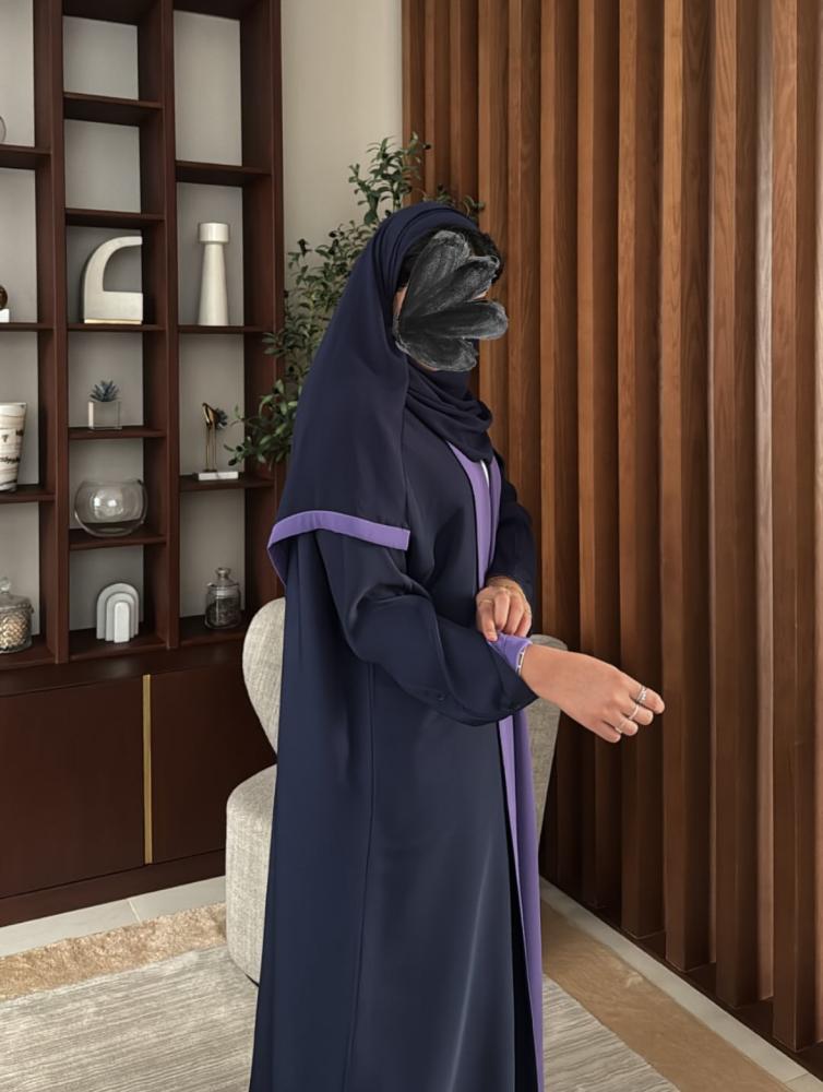 ‏‎عبايه دبل فيس تحتوي على لونين من البنفسجي.
