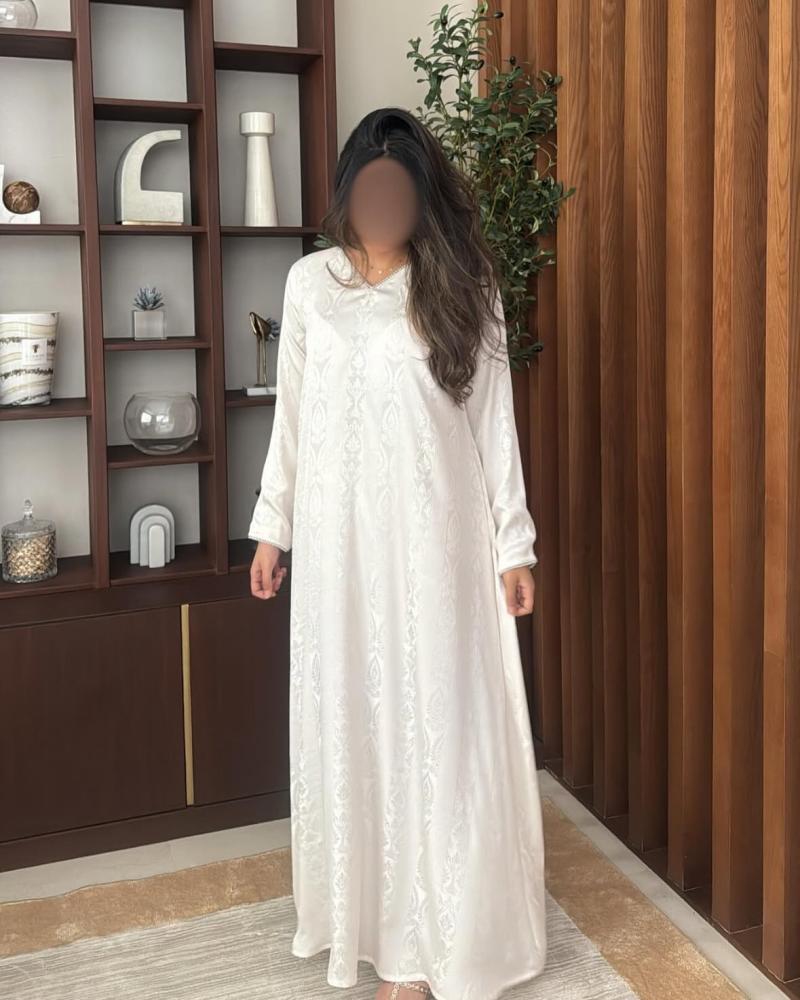 جلابيه مصنوعه بقماش حرير الناعم باللون البيج، مزينة باللؤلؤ على الاكمام وحول الرقبة | مبطنة