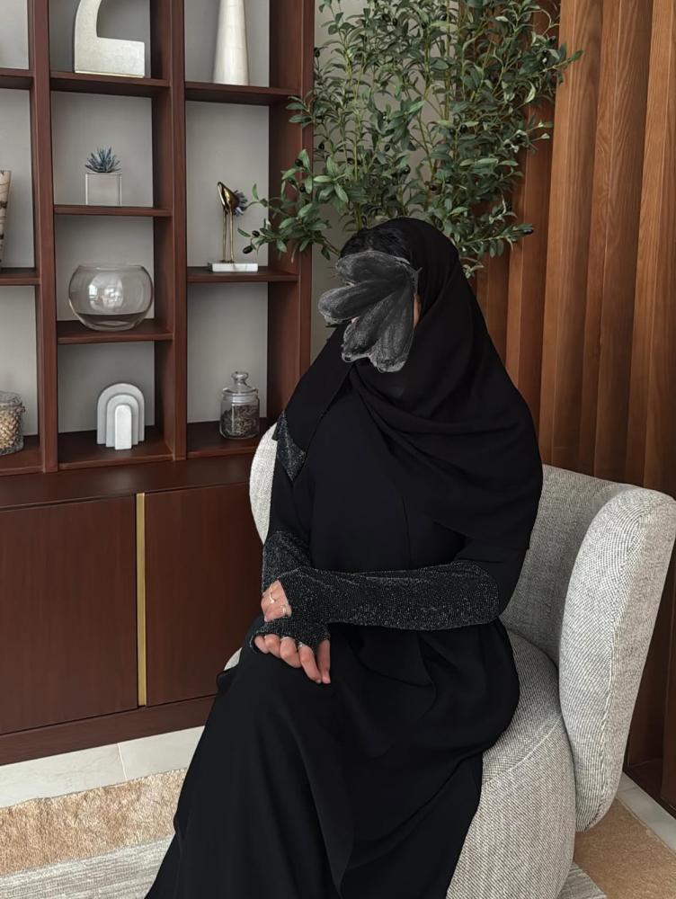 ‏‎عبايه مصنوعة بقماش الكريب باكمام لماع بفتحة اصبع.