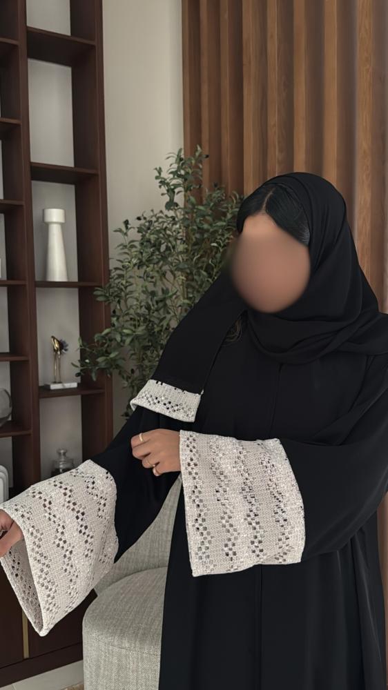 عبايه مصنوعة بقماش الكريب باكمام واسعه باللون الاخضر الفاتح.