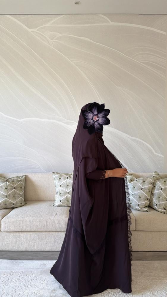 عباية كريب بنفسجي مزينة بدانتيل