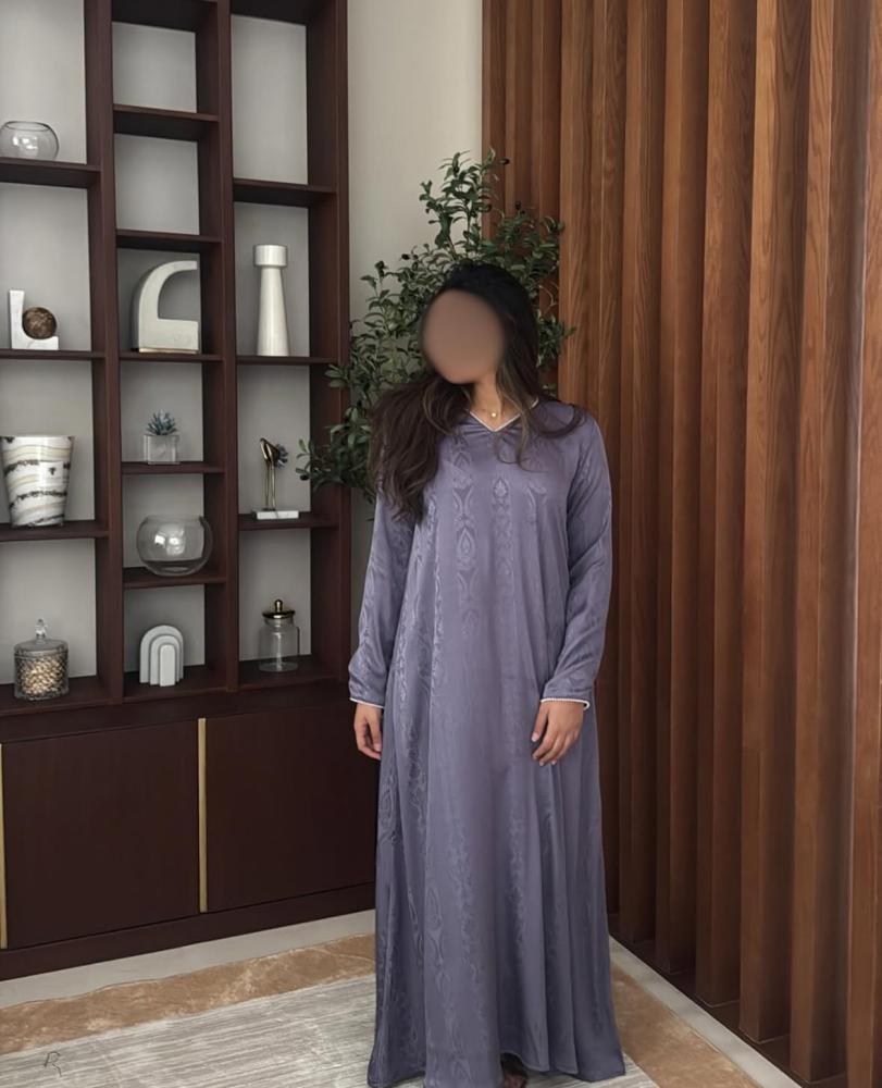 جلابيه مصنوعه بقماش حرير الناعم باللون البنفسجي، مزينة باللؤلؤ على الاكمام وحول الرقبة | مبطنة.