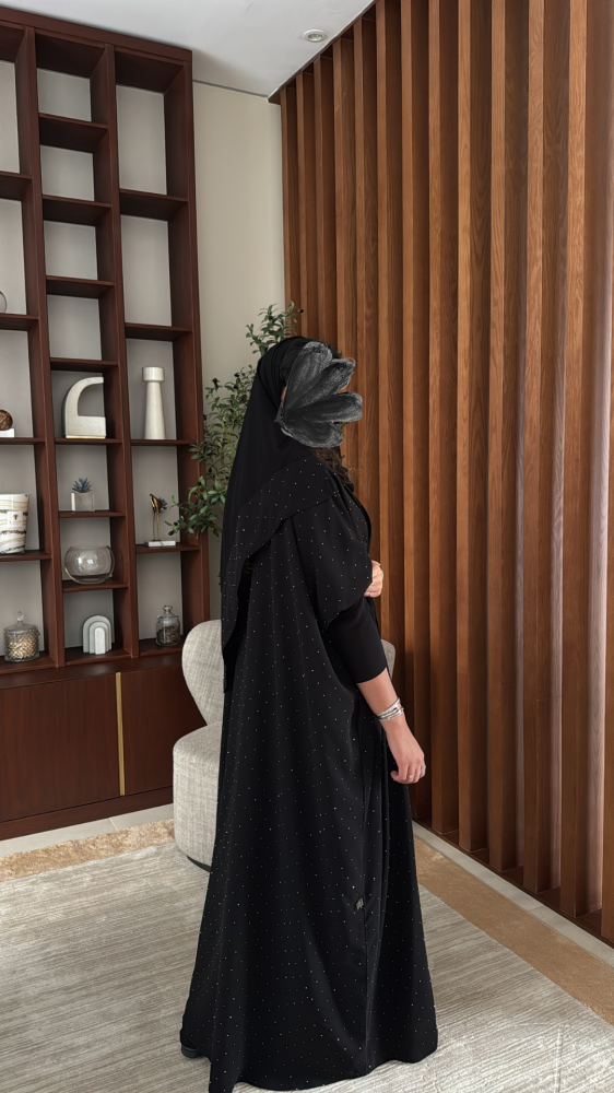 عبايه مصنوعة بقماش الشيفون مزينه بسترس لامع.